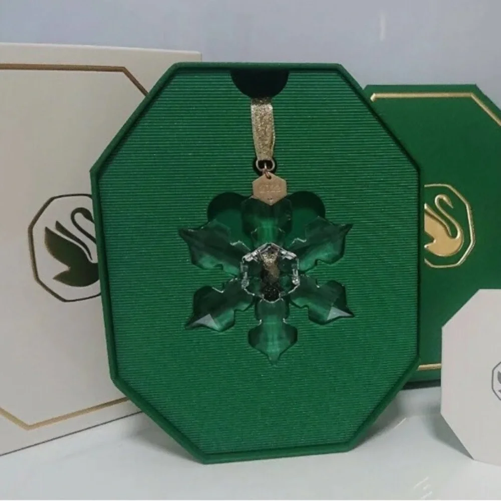 Swarovski 2022 Annual Ornament - Picture 1 of 6